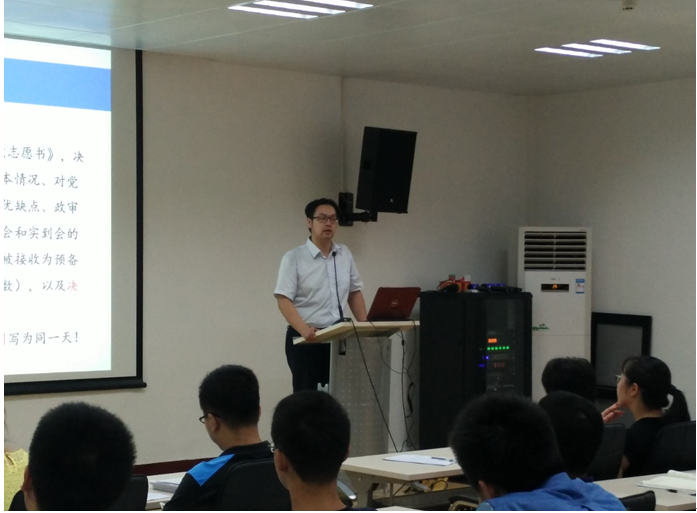 谢老师认真讲解